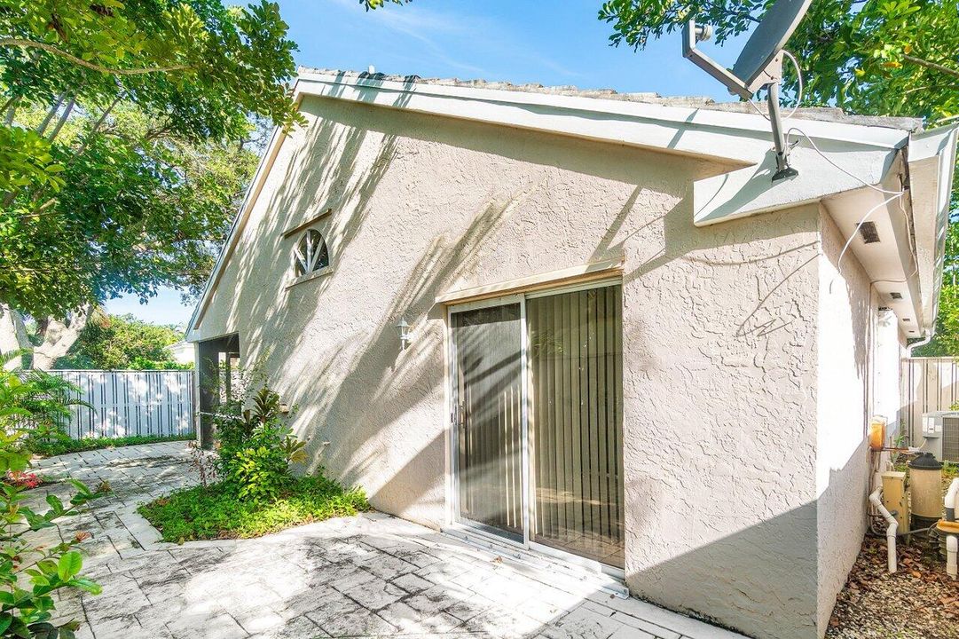 Active With Contract: $449,500 (2 beds, 2 baths, 1174 Square Feet)