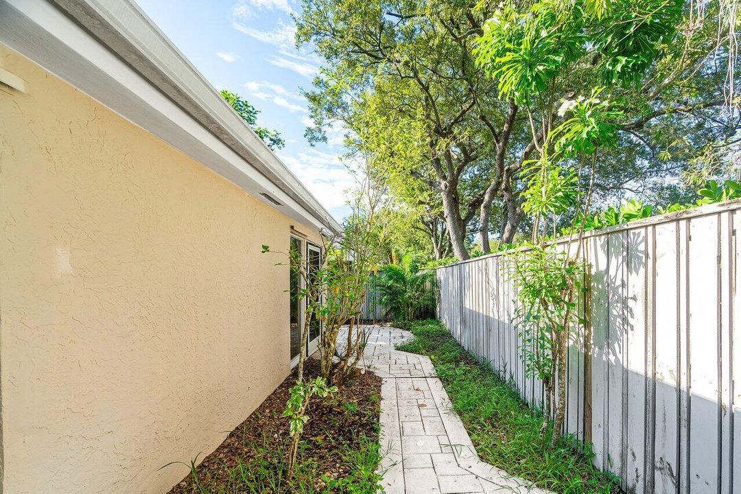 Active With Contract: $449,500 (2 beds, 2 baths, 1174 Square Feet)