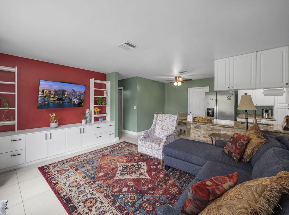 Под контрактом: $445,000 (3 спален, 2 ванн, 1178 Квадратных фут)