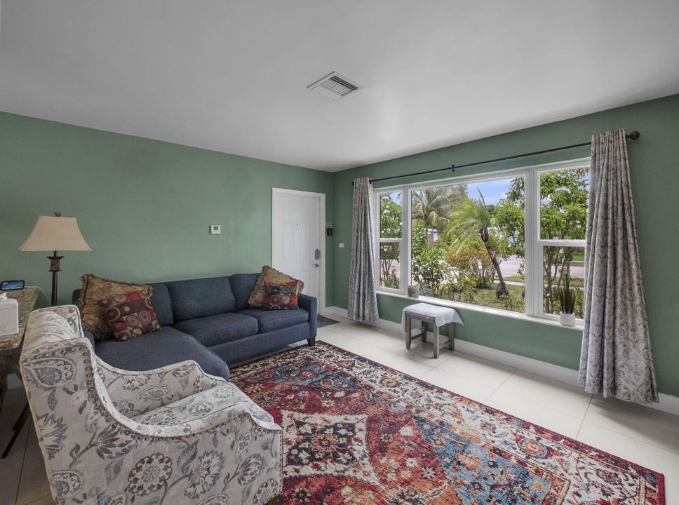 Под контрактом: $445,000 (3 спален, 2 ванн, 1178 Квадратных фут)