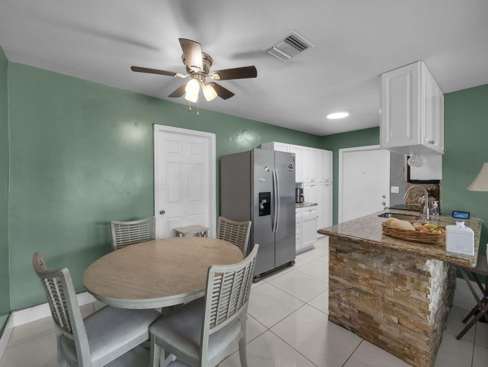 Под контрактом: $445,000 (3 спален, 2 ванн, 1178 Квадратных фут)