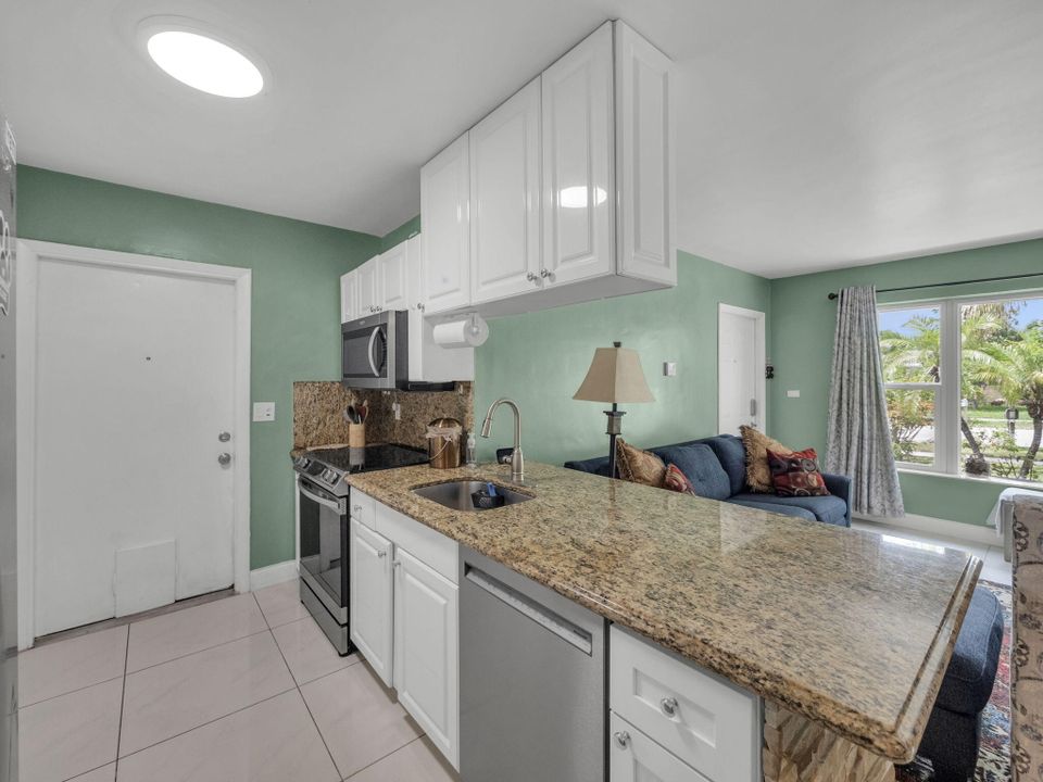 Под контрактом: $445,000 (3 спален, 2 ванн, 1178 Квадратных фут)