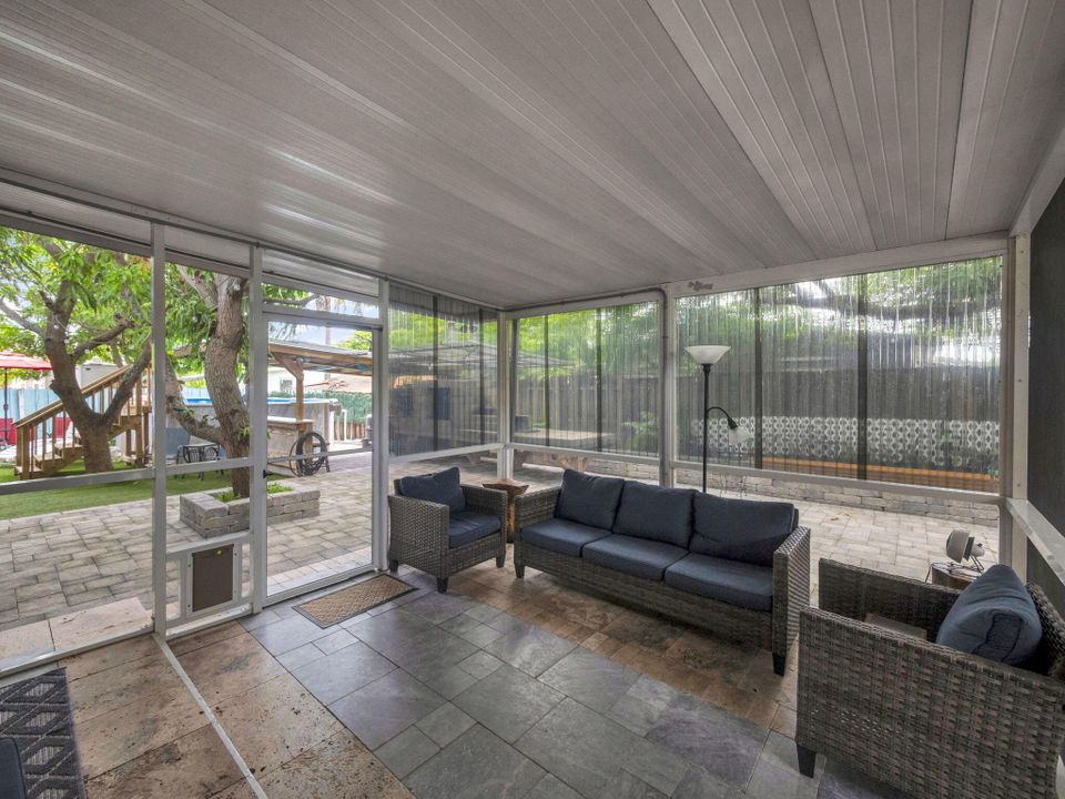 Под контрактом: $445,000 (3 спален, 2 ванн, 1178 Квадратных фут)