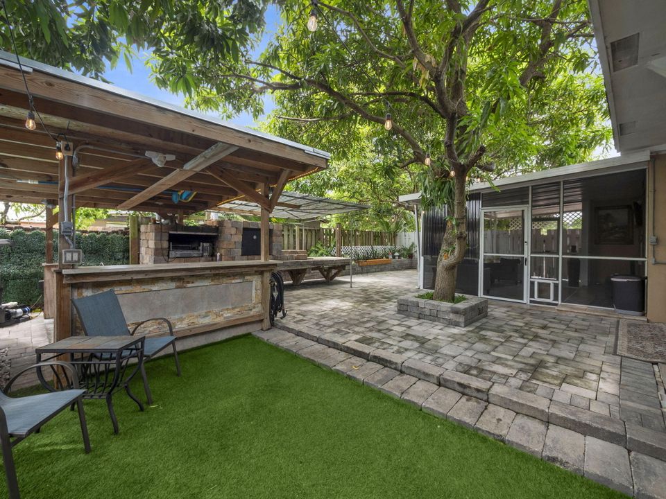 Под контрактом: $445,000 (3 спален, 2 ванн, 1178 Квадратных фут)