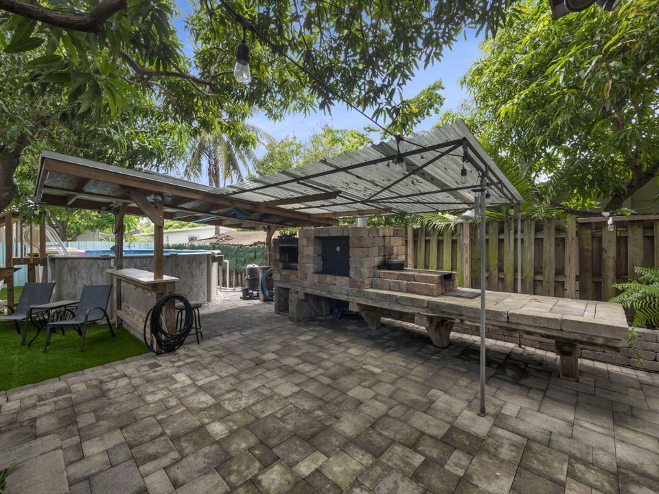 Под контрактом: $445,000 (3 спален, 2 ванн, 1178 Квадратных фут)