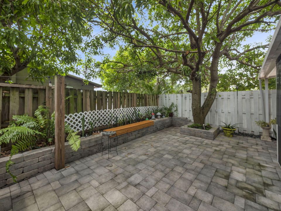 Под контрактом: $445,000 (3 спален, 2 ванн, 1178 Квадратных фут)