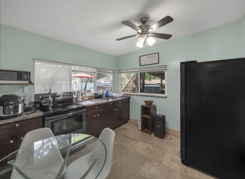 Под контрактом: $445,000 (3 спален, 2 ванн, 1178 Квадратных фут)