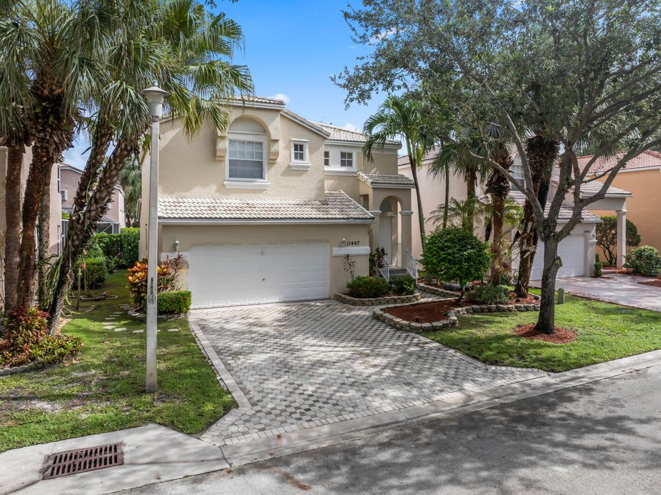 Под контрактом: $3,395 (3 спален, 2 ванн, 1873 Квадратных фут)