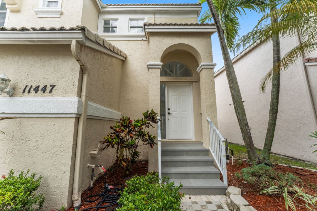 Под контрактом: $3,395 (3 спален, 2 ванн, 1873 Квадратных фут)