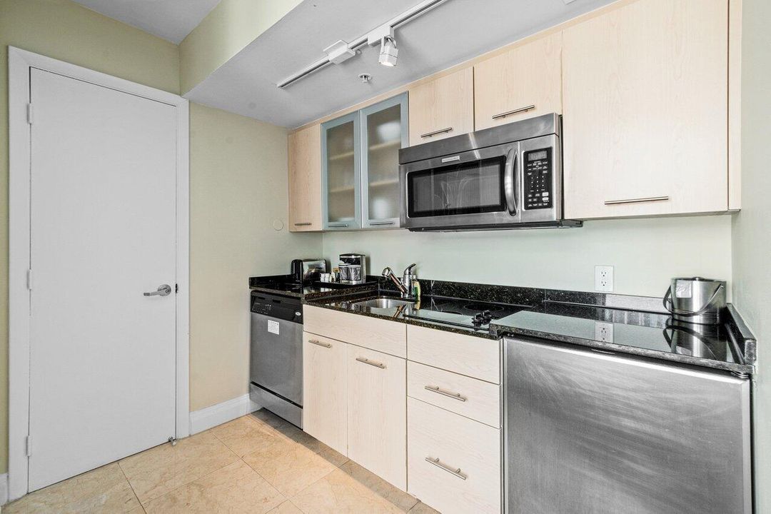 For Sale: $119,999 (1 beds, 1 baths, 470 Square Feet)