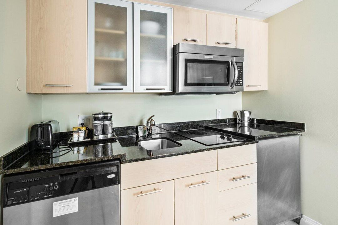 For Sale: $119,999 (1 beds, 1 baths, 470 Square Feet)