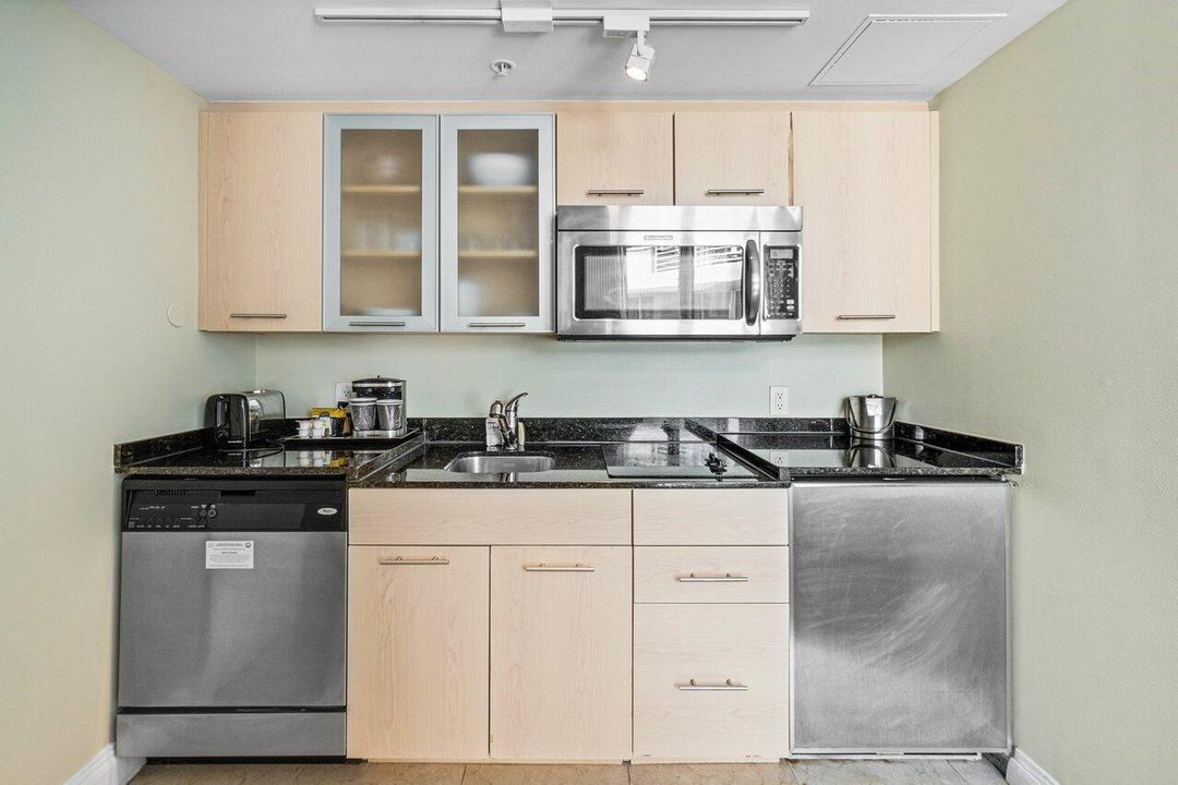 For Sale: $119,999 (1 beds, 1 baths, 470 Square Feet)