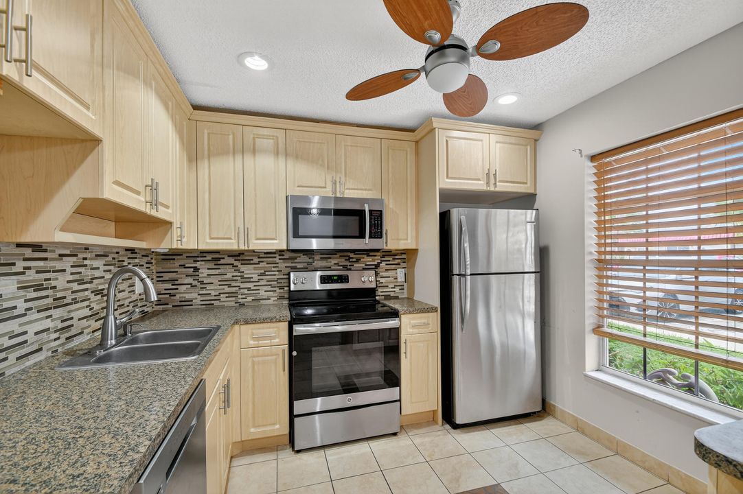 Recently Rented: $1,650 (2 beds, 2 baths, 941 Square Feet)