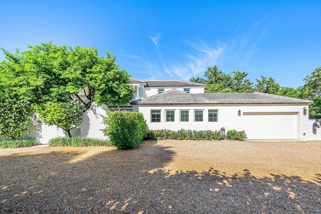 Под контрактом: $4,693,000 (4 спален, 3 ванн, 2446 Квадратных фут)