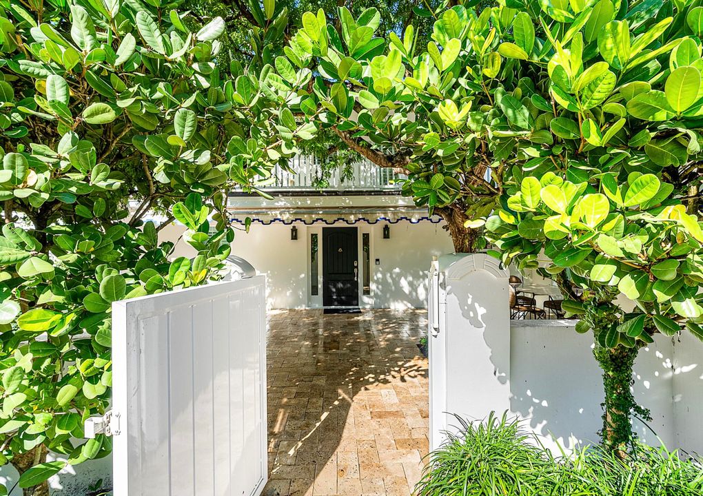 Под контрактом: $4,693,000 (4 спален, 3 ванн, 2446 Квадратных фут)