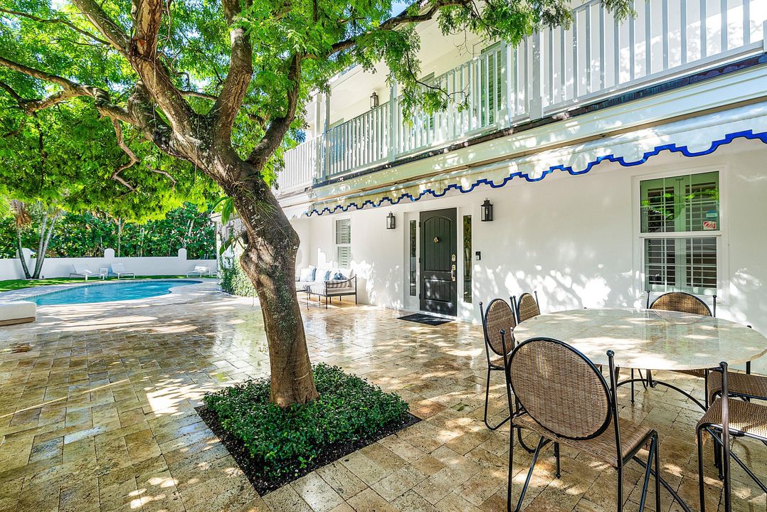 Под контрактом: $4,693,000 (4 спален, 3 ванн, 2446 Квадратных фут)