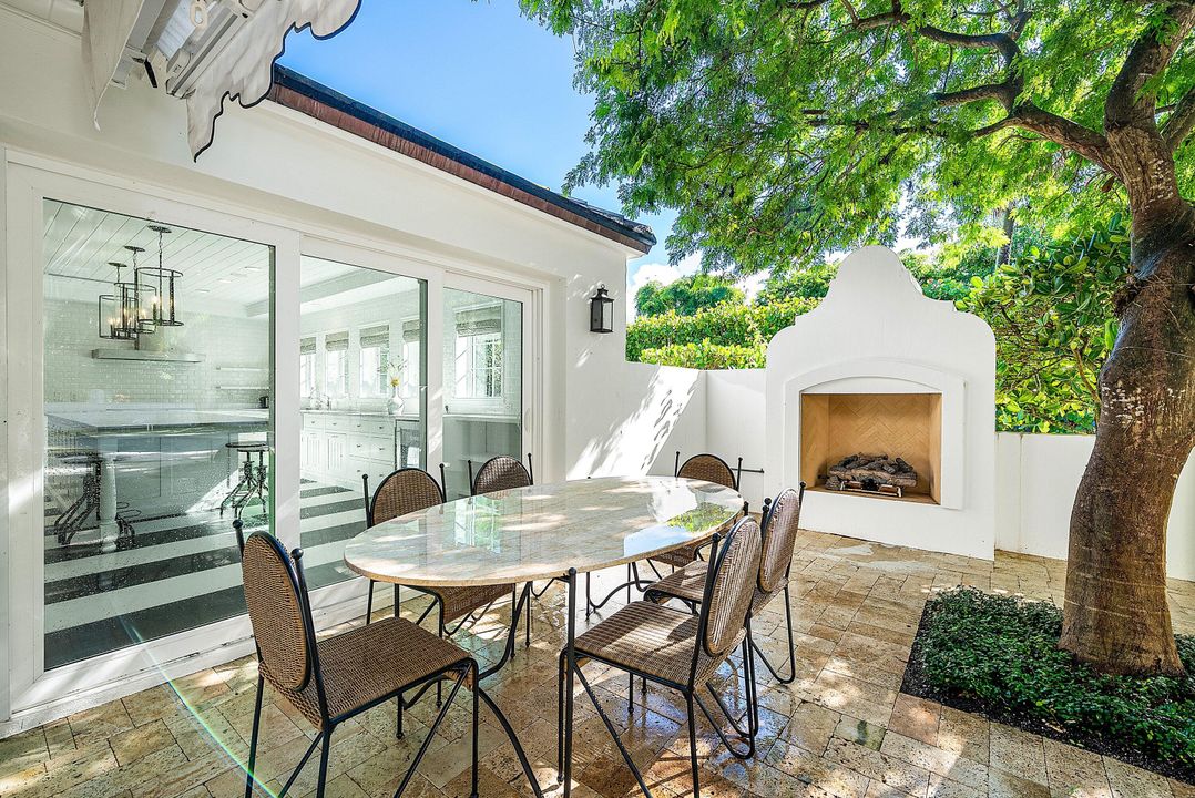 Под контрактом: $4,693,000 (4 спален, 3 ванн, 2446 Квадратных фут)