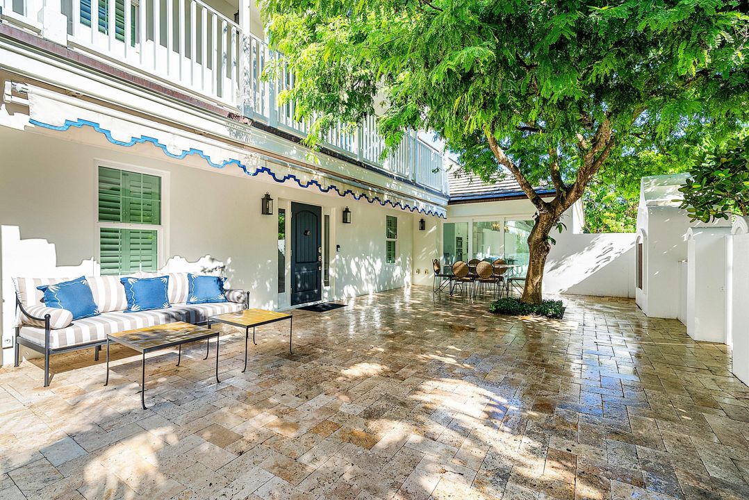 Под контрактом: $4,693,000 (4 спален, 3 ванн, 2446 Квадратных фут)