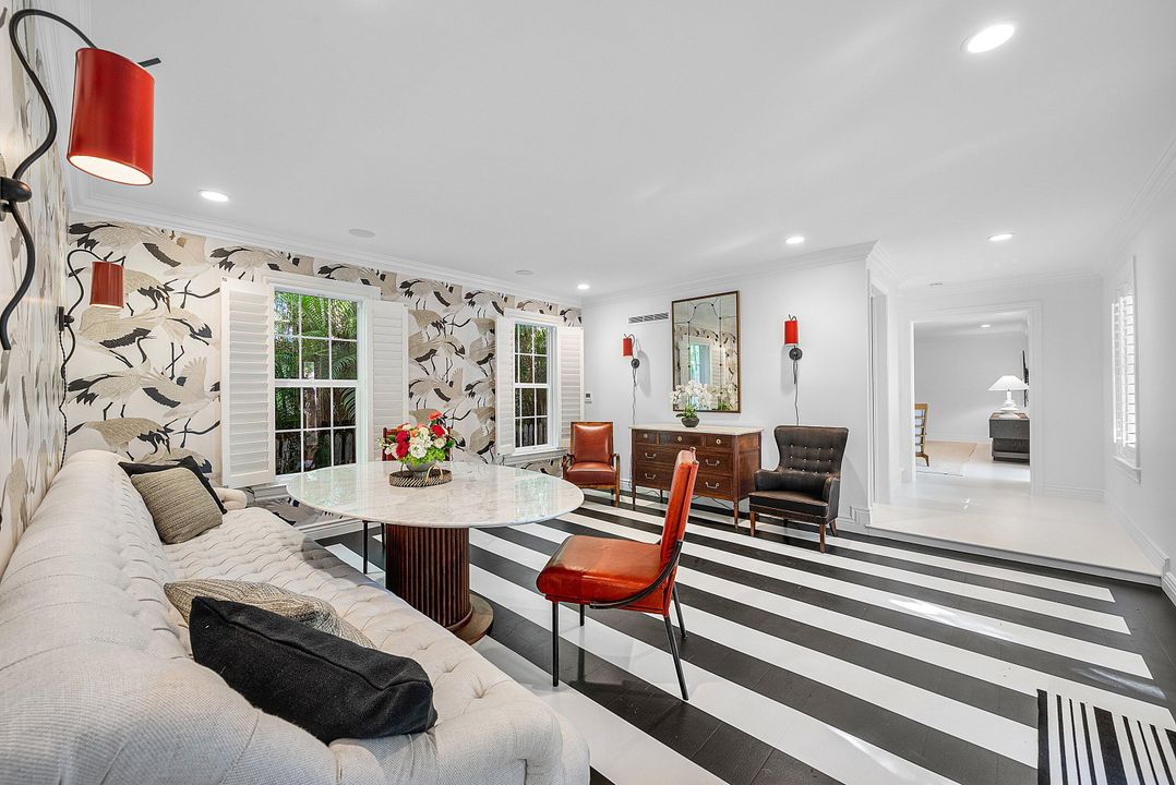 Под контрактом: $4,693,000 (4 спален, 3 ванн, 2446 Квадратных фут)