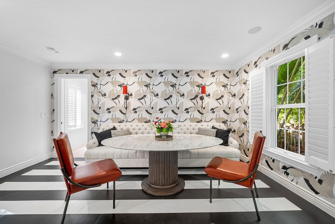 Под контрактом: $4,693,000 (4 спален, 3 ванн, 2446 Квадратных фут)