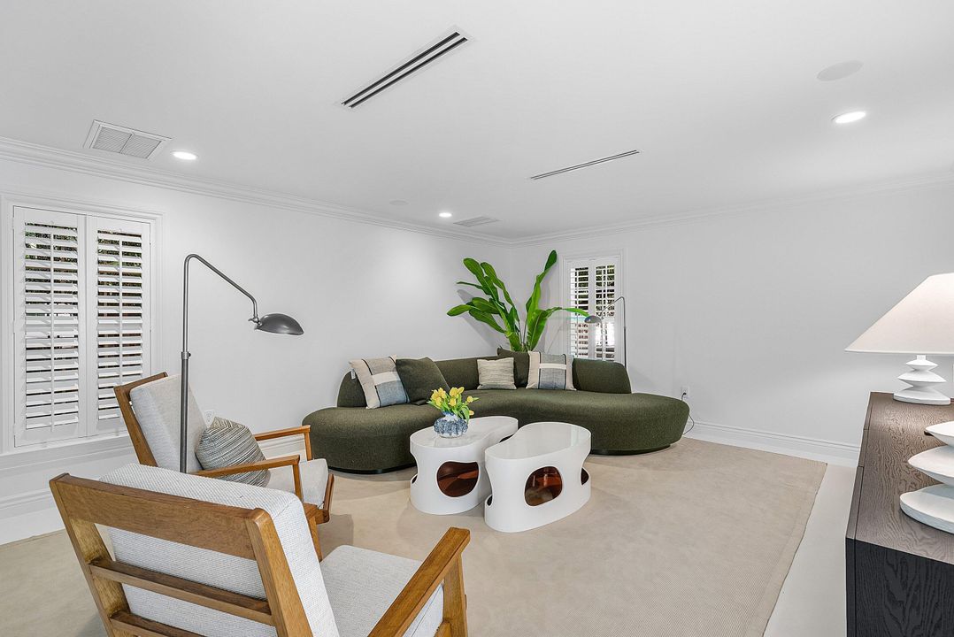 Под контрактом: $4,693,000 (4 спален, 3 ванн, 2446 Квадратных фут)