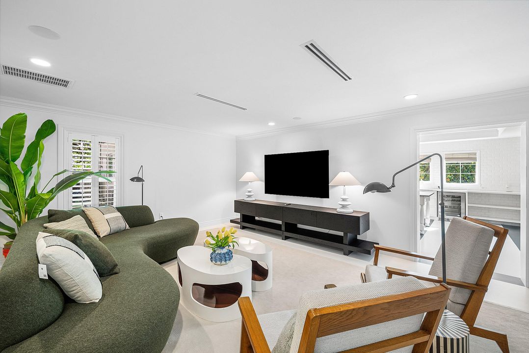 Под контрактом: $4,693,000 (4 спален, 3 ванн, 2446 Квадратных фут)