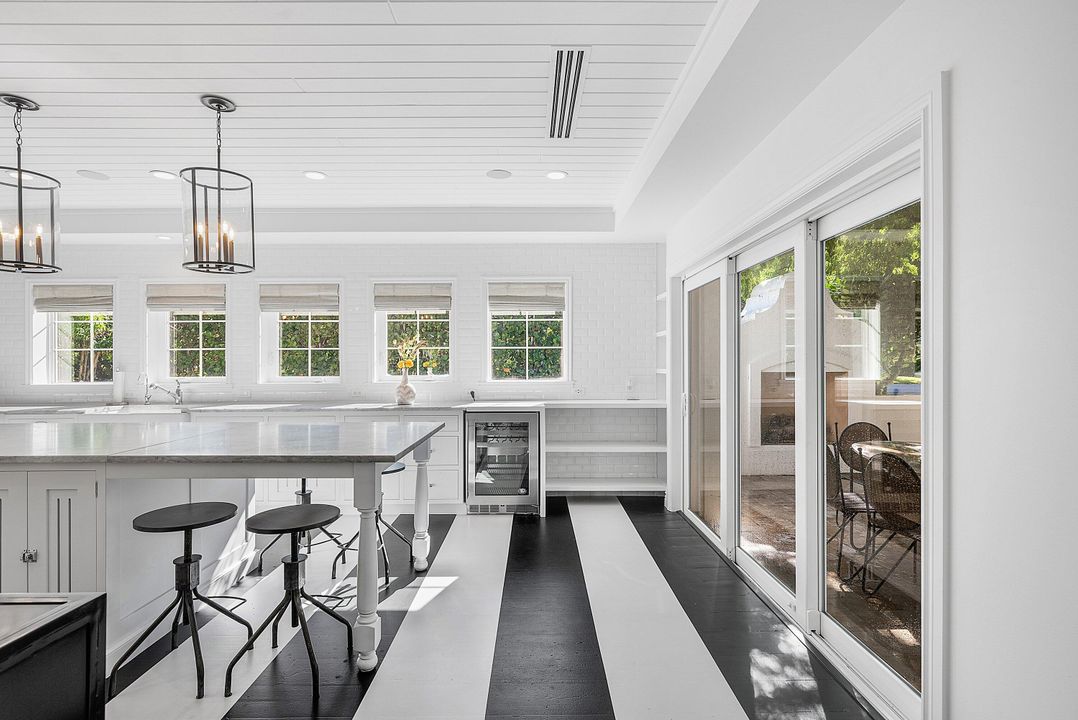 Под контрактом: $4,693,000 (4 спален, 3 ванн, 2446 Квадратных фут)