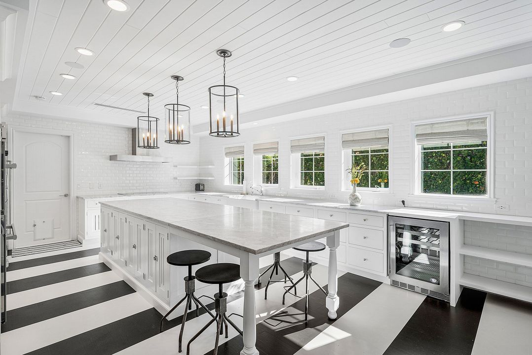 Под контрактом: $4,693,000 (4 спален, 3 ванн, 2446 Квадратных фут)