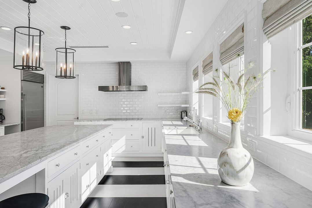 Под контрактом: $4,693,000 (4 спален, 3 ванн, 2446 Квадратных фут)