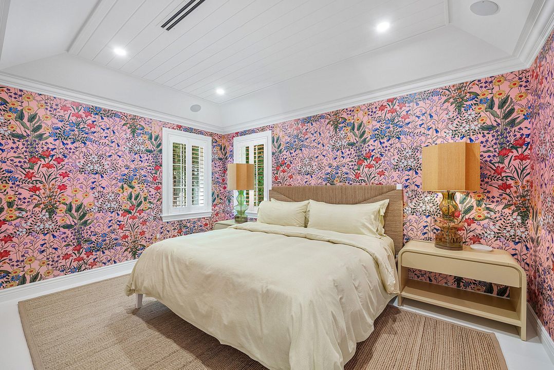 Под контрактом: $4,693,000 (4 спален, 3 ванн, 2446 Квадратных фут)