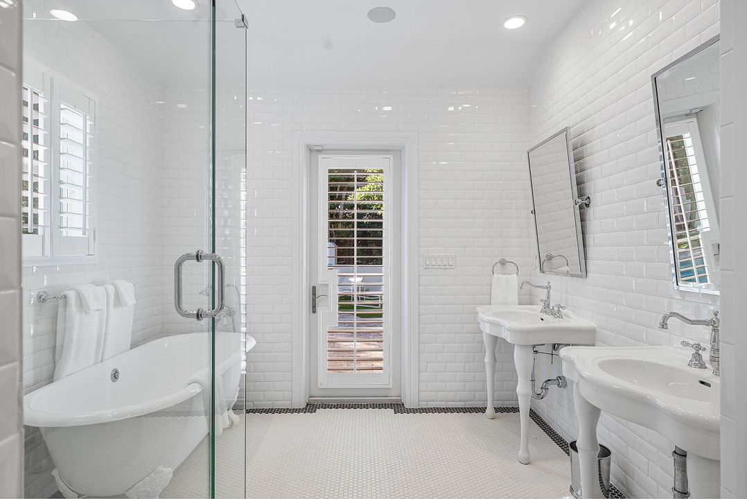 Под контрактом: $4,693,000 (4 спален, 3 ванн, 2446 Квадратных фут)