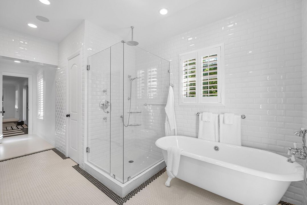 Под контрактом: $4,693,000 (4 спален, 3 ванн, 2446 Квадратных фут)