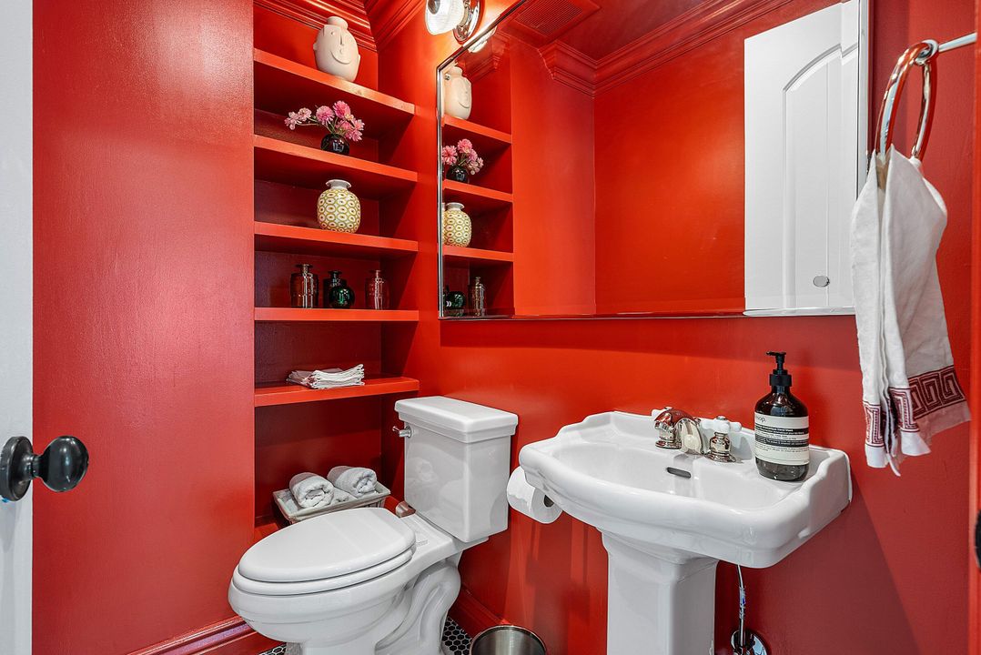 Под контрактом: $4,693,000 (4 спален, 3 ванн, 2446 Квадратных фут)