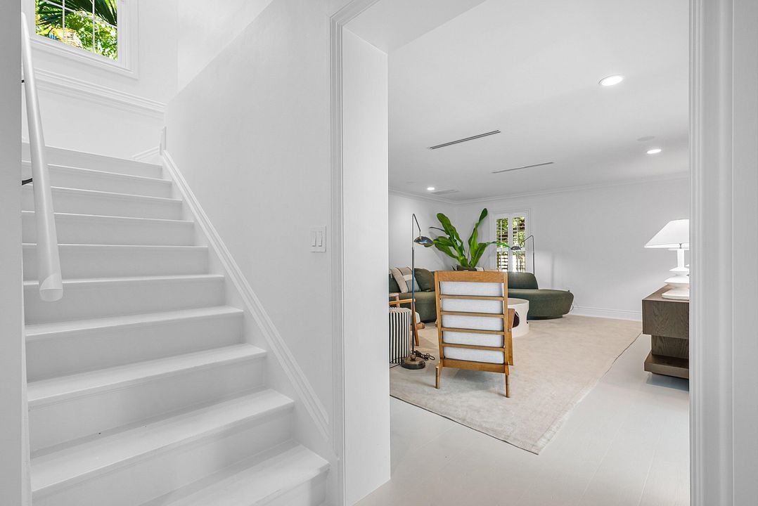 Под контрактом: $4,693,000 (4 спален, 3 ванн, 2446 Квадратных фут)