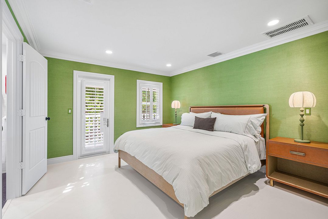 Под контрактом: $4,693,000 (4 спален, 3 ванн, 2446 Квадратных фут)