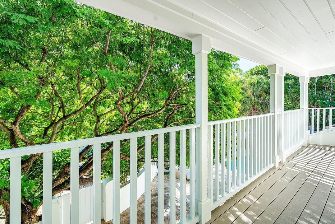 Под контрактом: $4,693,000 (4 спален, 3 ванн, 2446 Квадратных фут)