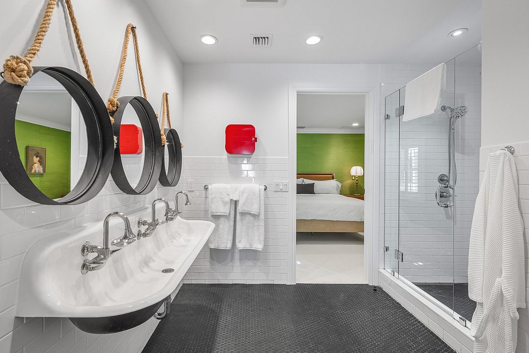 Под контрактом: $4,693,000 (4 спален, 3 ванн, 2446 Квадратных фут)