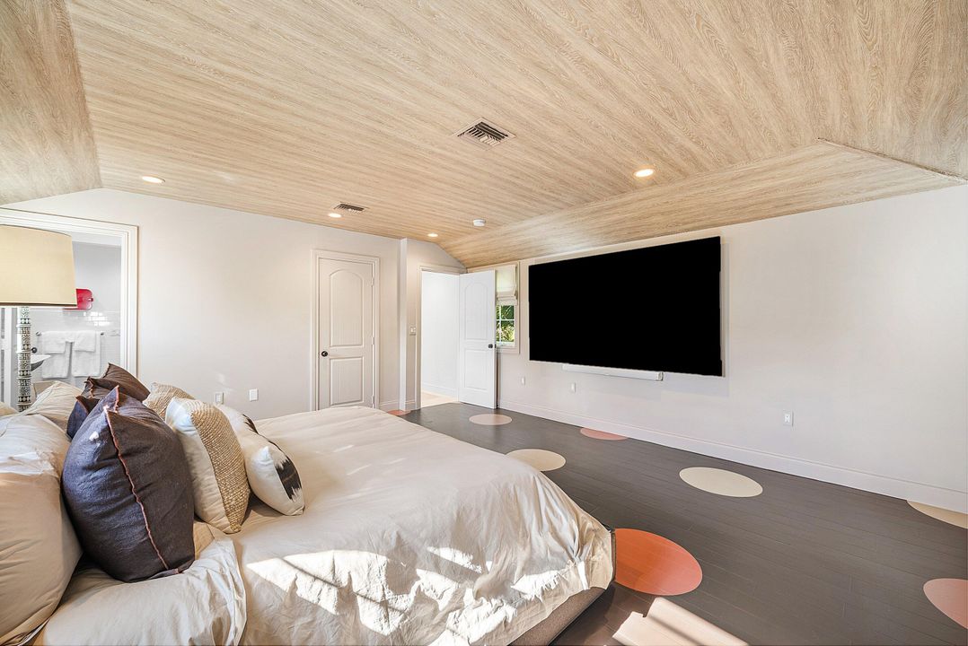 Под контрактом: $4,693,000 (4 спален, 3 ванн, 2446 Квадратных фут)