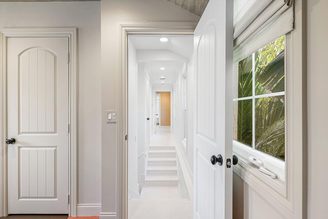 Под контрактом: $4,693,000 (4 спален, 3 ванн, 2446 Квадратных фут)