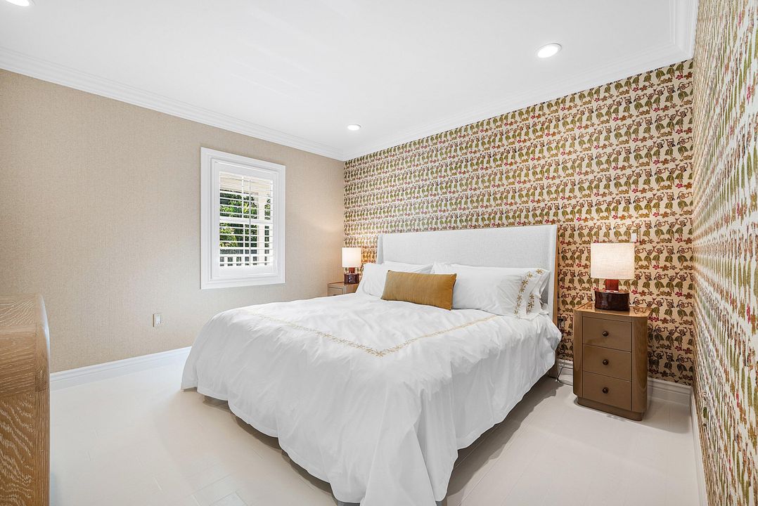 Под контрактом: $4,693,000 (4 спален, 3 ванн, 2446 Квадратных фут)