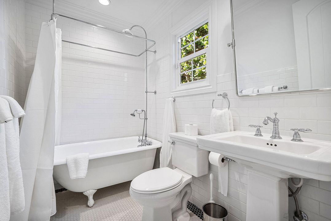 Под контрактом: $4,693,000 (4 спален, 3 ванн, 2446 Квадратных фут)