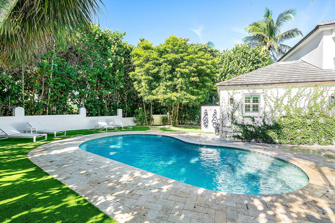 Под контрактом: $4,693,000 (4 спален, 3 ванн, 2446 Квадратных фут)