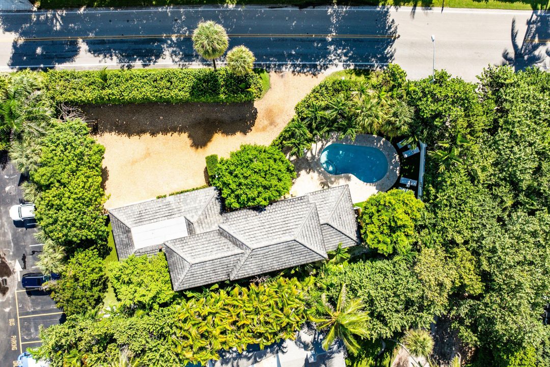 Под контрактом: $4,693,000 (4 спален, 3 ванн, 2446 Квадратных фут)