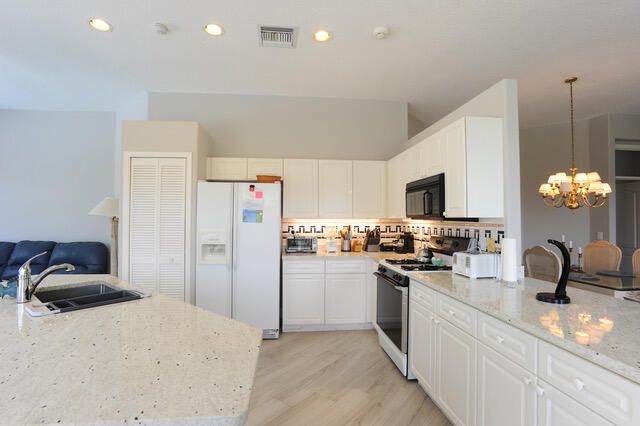 出租: $10,500 (3 贝兹, 3 浴室, 2285 平方英尺)