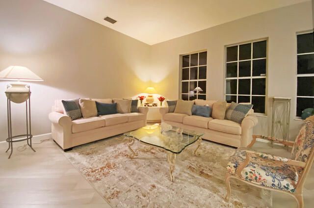 出租: $10,500 (3 贝兹, 3 浴室, 2285 平方英尺)