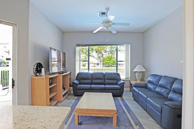 出租: $10,500 (3 贝兹, 3 浴室, 2285 平方英尺)