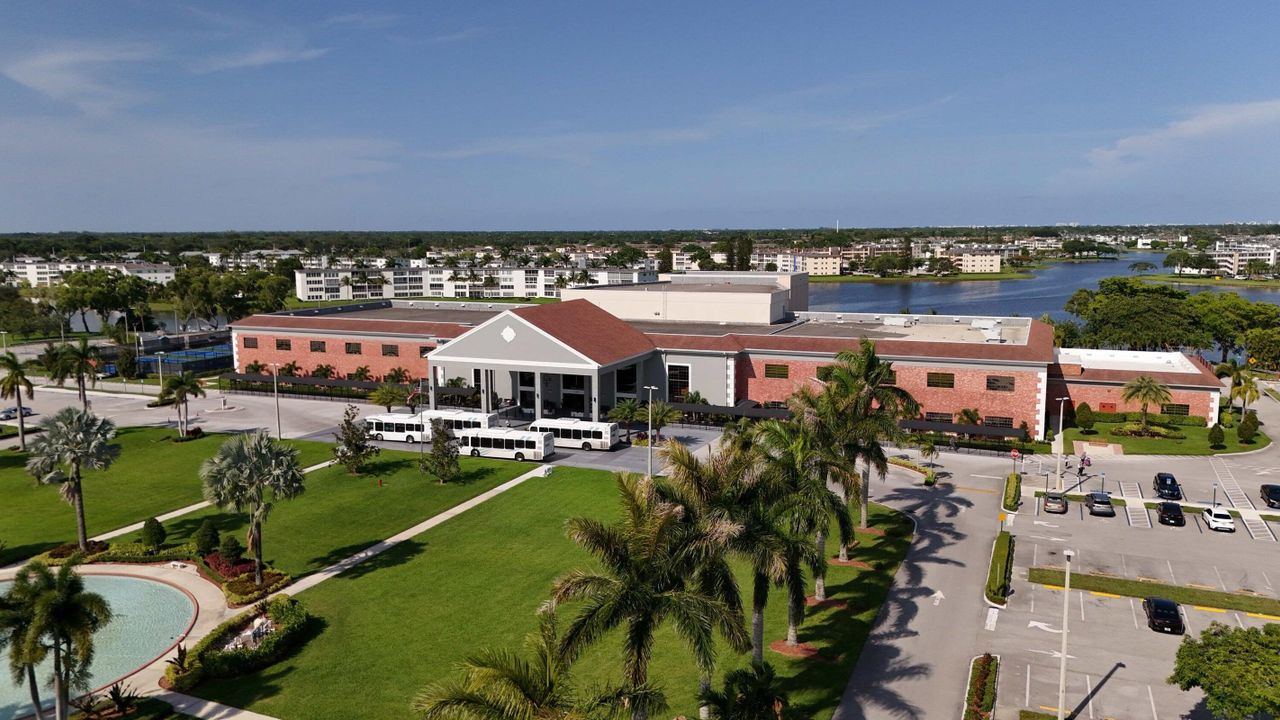 合同活跃: $1,400 (1 贝兹, 1 浴室, 715 平方英尺)