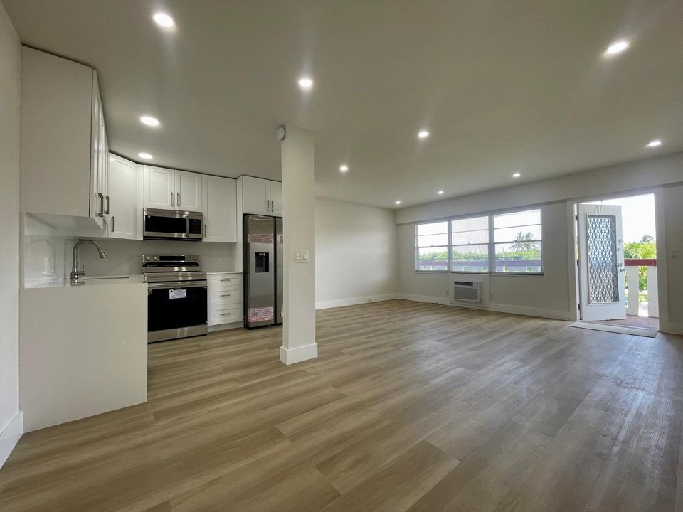 合同活跃: $1,400 (1 贝兹, 1 浴室, 715 平方英尺)