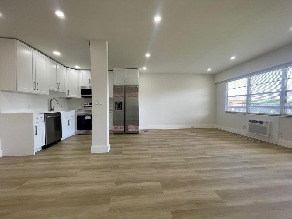 合同活跃: $1,400 (1 贝兹, 1 浴室, 715 平方英尺)