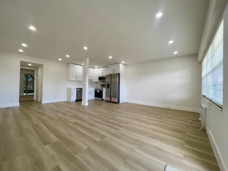 合同活跃: $1,400 (1 贝兹, 1 浴室, 715 平方英尺)